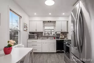 82 Peony St SW, Grand Rapids, MI 49548 - Photo 3