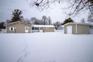 508 Emory St, Howard City, MI 49329 - Photo 5