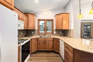 1231 Creekview Dr, Muskegon, MI 49441 - Photo 9