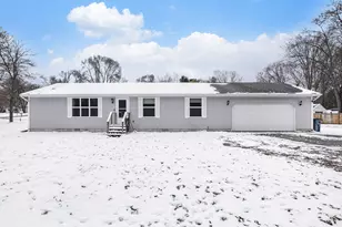 820 Emory St, Howard City, MI 49329 - Photo 3