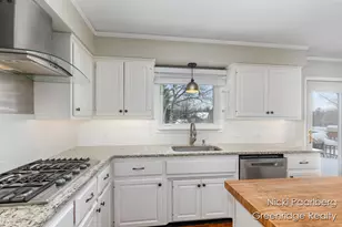 1010 Cherrywood Ln NE, Grand Rapids, MI 49505 - Photo 13