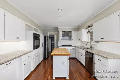 1010 Cherrywood Lane NE, Grand Rapids, MI 49505 - Photo 11