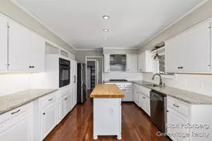 1010 Cherrywood Ln NE, Grand Rapids, MI 49505 - Photo 11