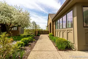 632 Cascade Hills-Ridge SE, Grand Rapids, MI 49546 - Photo 3