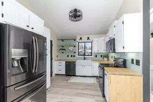 10273 Burgundy Blvd, Dimondale, MI 48821 - Photo 5