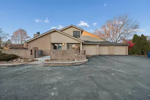 1525 S Hill Blvd, Bloomfield Hills, MI 48304 - Photo 23