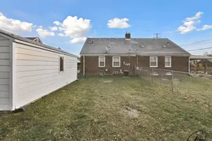 23007 Brittany Ave, Eastpointe, MI 48021 - Photo 37