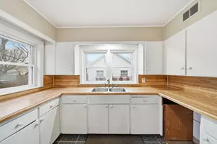 411 W Kilbuck St, Tecumseh, MI 49286 - Photo 9