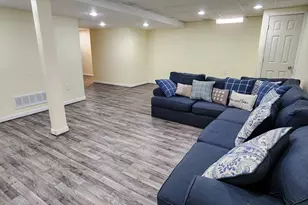 152 Legacy Park Cir, Dearborn Heights, MI 48127 - Photo 17