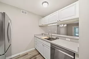 2738 S Knightsbridge Cir, Ann Arbor, MI 48105 - Photo 9