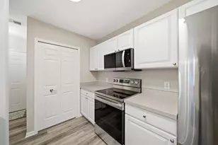 2738 S Knightsbridge Cir, Ann Arbor, MI 48105 - Photo 5