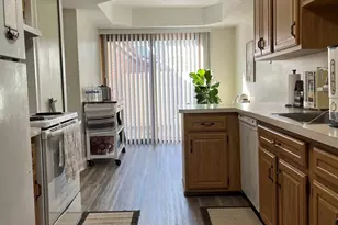 29077 Tiffany Dr W, Southfield, MI 48034 - Photo 5