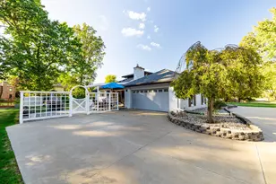 26036 Parke Ln, Grosse Ile, MI 48138 - Photo 3