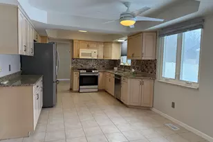 3550 Kings Point Dr, Troy, MI 48083 - Photo 5