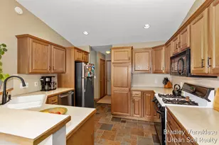 4760 Crescent Dr, Hudsonville, MI 49426 - Photo 7