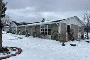 725 N Edgewood St, Greenville, MI 48838 - Photo 1