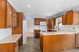 699 Brookfield Dr, Holland, MI 49423 - Photo 17