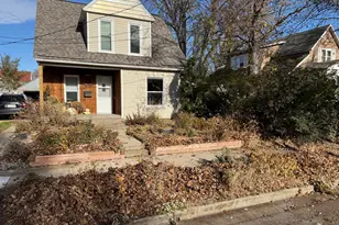 1037 Lilac Ct NE, Grand Rapids, MI 49503 - Photo 3