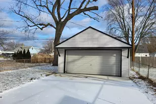 24360 Flower Ave, Eastpointe, MI 48021 - Photo 3