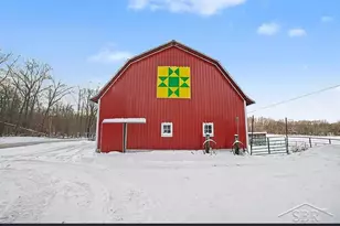 11851 N Crystal Rd, Vestaburg, MI 48891 - Photo 9