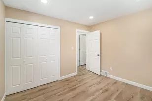 1916 Hollingsworth Dr, Commerce Township, MI 48390 - Photo 9