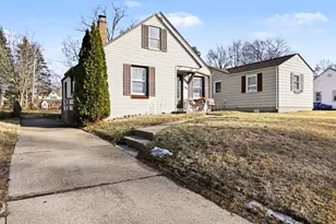 64 Pleasant Ave, Battle Creek, MI 49015 - Photo 3