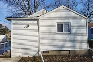 10124 Pelham Rd, Taylor, MI 48180 - Photo 3