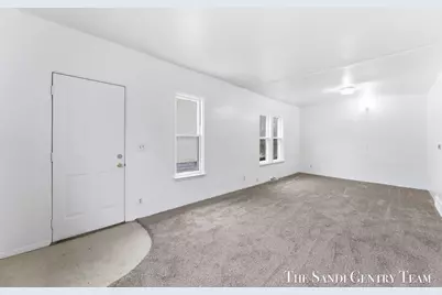 810 W Southern Avenue, Muskegon, MI 49441 - Photo 7