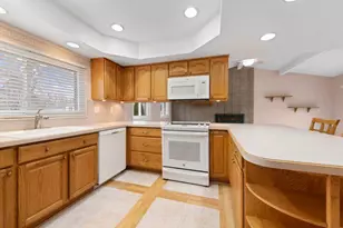 38706 Roycroft St, Livonia, MI 48154 - Photo 7