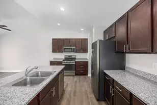 1368 S Village Cir, Kalamazoo, MI 49009 - Photo 9