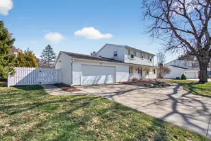 829 Thorntree Blvd, Jackson, MI 49203 - Photo 5