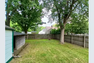 1053 E Empire Avenue, Benton Harbor, MI 49022 - Photo 9