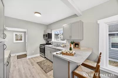 714 Emerald Avenue NE, Grand Rapids, MI 49503 - Photo 9