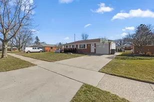 8860 Cherrylawn Dr, Sterling Heights, MI 48313 - Photo 3