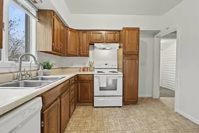 234 W Pleasant Street, Watervliet, MI 49098 - Photo 17