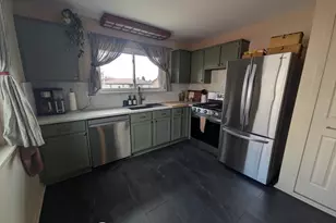 18298 Alvaro Ave, Brownstown, MI 48193 - Photo 9