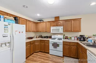 5232 E Sunfield Ln, Holland, MI 49423 - Photo 9