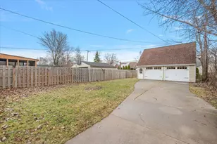 1218 Roslyn Rd, Grosse Pointe Woods, MI 48236 - Photo 9