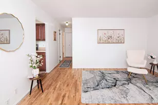 352 Manor Dr, Ann Arbor, MI 48105 - Photo 7