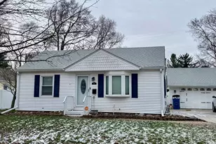 742 Riverside Dr, Battle Creek, MI 49015 - Photo 1