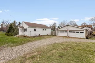204 Terre Coupe St, Buchanan, MI 49107 - Photo 3