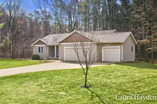 1518 Pleasant Wood Dr, Rockford, MI 49341 - Photo 3