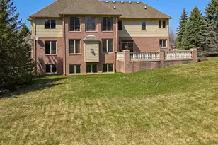 1053 Autumnview Ct, Rochester, MI 48307 - Photo 3