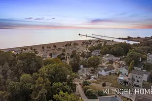 140 Prospect St, Grand Haven, MI 49417 - Photo 3