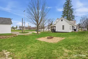 88 Muskegon St, Cedar Springs, MI 49319 - Photo 5