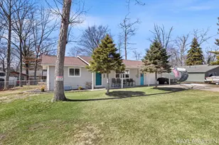 127 Maple Bluff Ave, Prudenville, MI 48651 - Photo 3