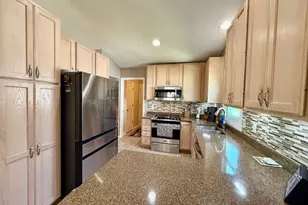 7108 Captiva Dr, Lansing, MI 48917 - Photo 13