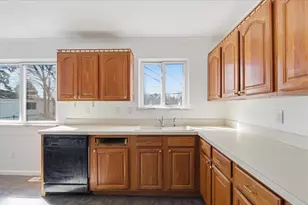 29725 Brown Ct, Garden City, MI 48135 - Photo 7