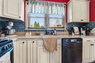 29984 Tamarack Dr, Flat Rock, MI 48134 - Photo 3