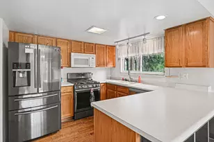 242 Dunbarton Ct, Kalamazoo, MI 49006 - Photo 3